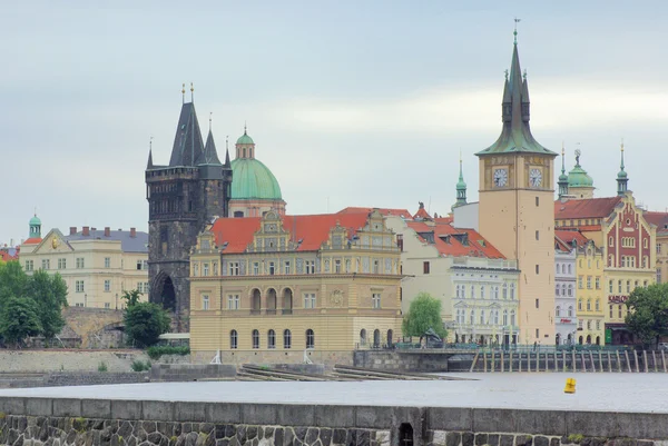 Utsikt over gamlebyens bryggearkitektur og Charles Bridge over Vltava-elven i Praha, Tsjekkia – stockfoto