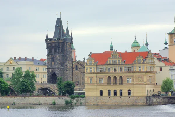 Uitzicht op de oude binnenstad pier architectuur en Karelsbrug over de Moldau rivier in Praag, Tsjechië — Stockfoto
