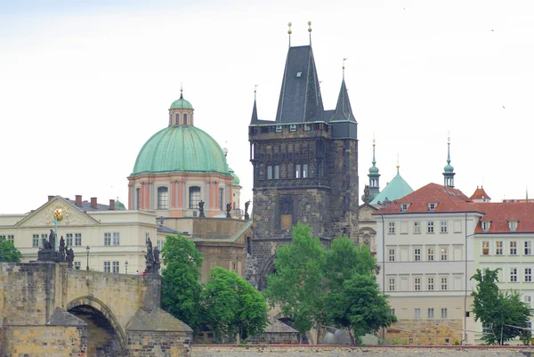 Uitzicht op de oude binnenstad pier architectuur en Karelsbrug over de Moldau rivier in Praag, Tsjechië — Stockfoto