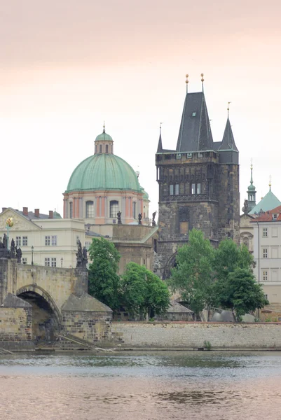 Utsikt över Prag och charles bridge — Stockfoto