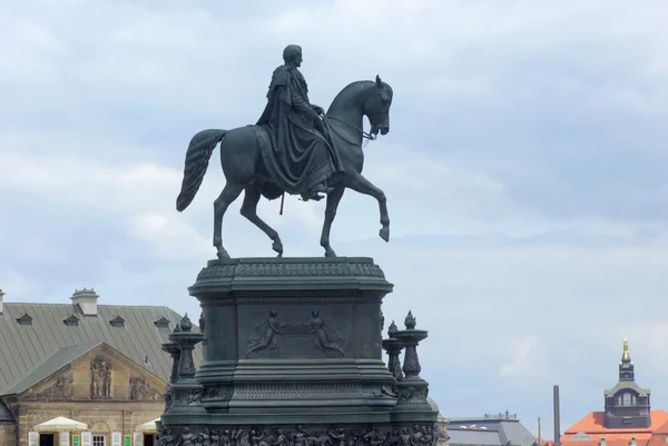 Place avec statue du roi Johann (John) à Dresde, Allemagne — Photo