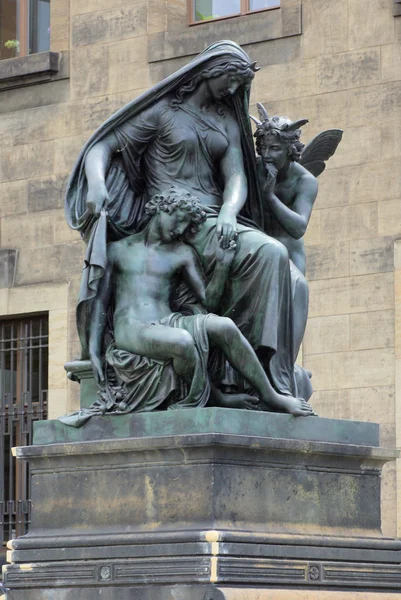 Estátua de bronze da mãe e dois filhos em Dresden, Alemanha — Fotografia de Stock