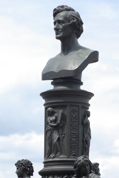 Estátua de Ernst Friedrich August Rietschel no Terraço Bruhl em Dresden, Alemanha . — Fotografia de Stock