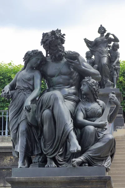 Χάλκινο άγαλμα του μητέρα και δύο παιδιά στη Δρέσδη, Γερμανία — Φωτογραφία Αρχείου