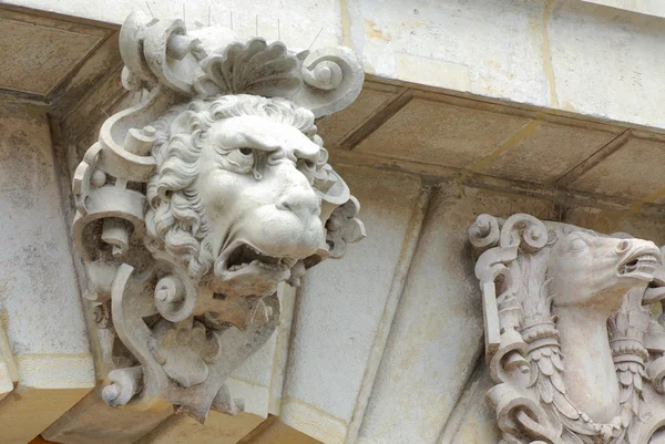 Rönesans Residenzschloss Kalesi: Dresden, Almanya aslan heykeli — Stok fotoğraf