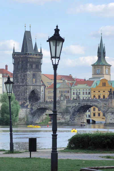 Av broar på floden Vltava och Prags historiska centrum Stockfoto