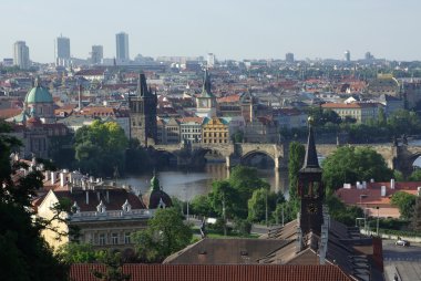 Köprü Vltava Nehri üzerinde ve Prag'ın tarihi merkezi, görüntüleme