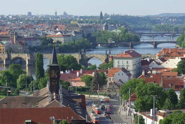 Vue sur les ponts sur la rivière Vltava et le centre historique de Prague — Photo