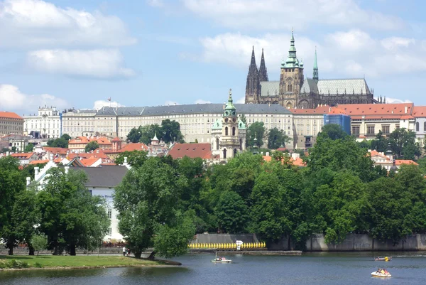 Vista del Puente de Carlos y el Castillo de Praga desde el río Moldava, República Checa — Foto de Stock