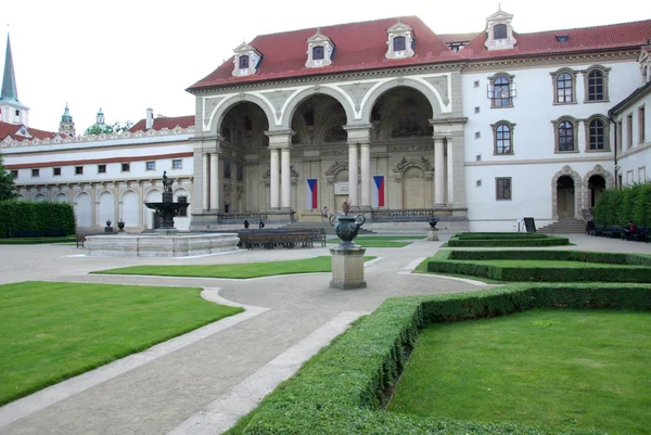 Valdstejnska 花园和布拉格城堡，布拉格，捷克共和国 — 图库照片