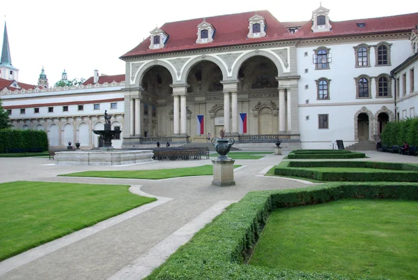 VALDSTEJNSKA tuin en de Praagse burcht, Prague, Tsjechië — Stockfoto