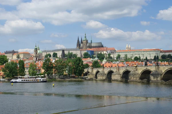 Вид на Карлов мост и замок Фалгуг с реки Влтава, Чехия — стоковое фото
