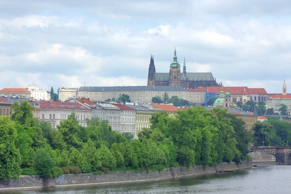 Вид на старый город и замок с рекой Влтавой, Чехия — стоковое фото