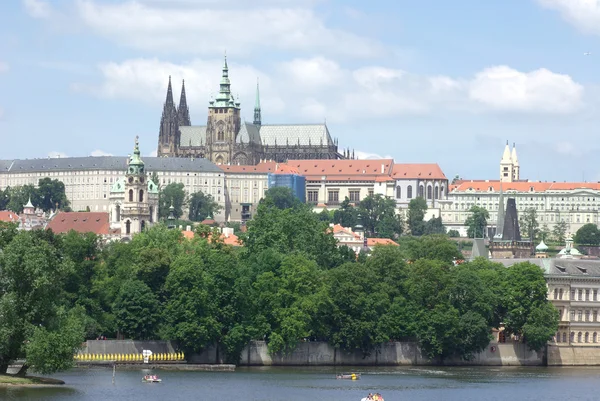 Vista del casco antiguo y el castillo de Praga con el río Moldava, República Checa — Foto de Stock