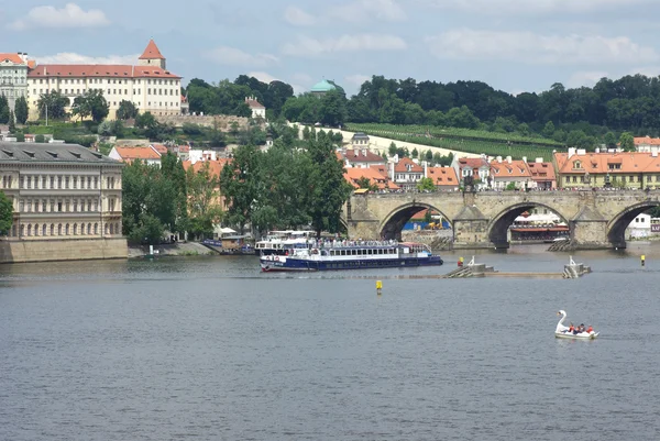 Vista del casco antiguo y el castillo de Praga con el río Moldava, República Checa — Foto de Stock