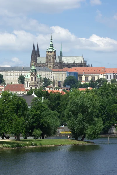 Eski şehir ve Prag Kalesi'ne Nehri Vltava, Çek Cumhuriyeti ile göster — Stok fotoğraf