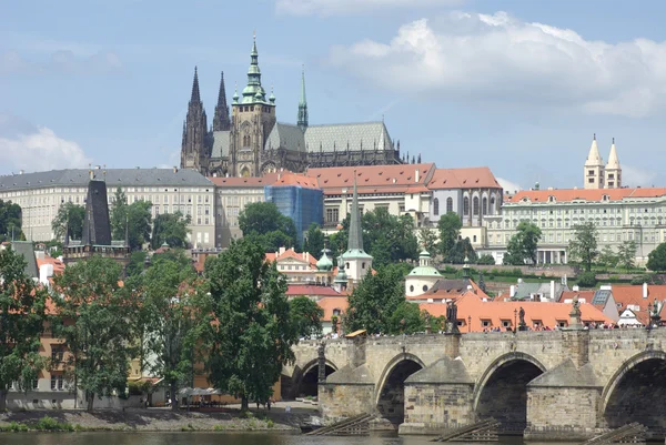 Vista del casco antiguo y el castillo de Praga con el río Moldava, República Checa —  Fotos de Stock