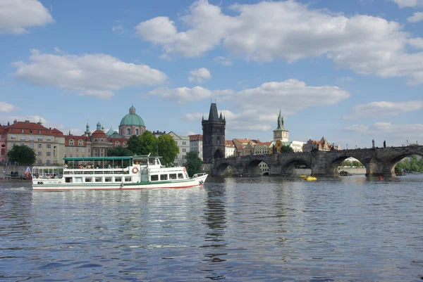Karlsbron och Prags slott — Stockfoto