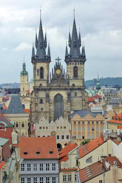 Berömda Tyn Cathedral på gamla stans torg i Prag, Tjeckien — Stockfoto