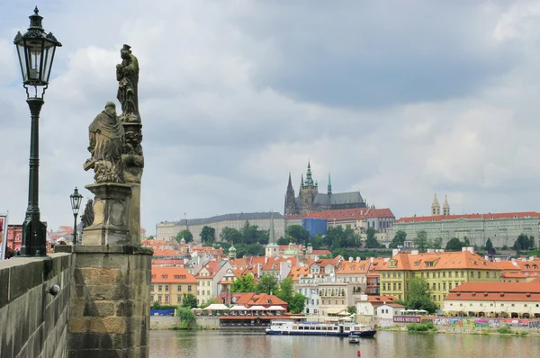 Widok na kolorowe stare miasto i Zamek Praski z rzeką Wełtawą, Czechy — Zdjęcie stockowe