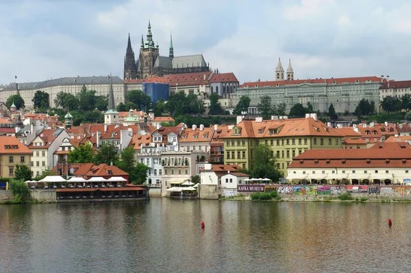 Blick auf bunte Altstadt und Prager Burg mit Moldau, Tschechische Republik — Stockfoto