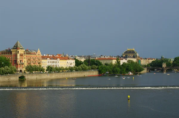 Старый город, отраженный в реке Влтава в Праге — стоковое фото