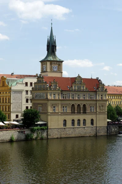 Cidade Velha refletida no rio Vltava em Praga Fotos De Bancos De Imagens