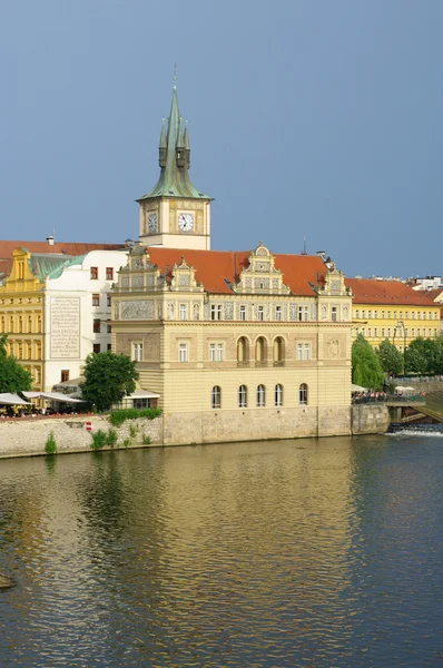 Ciudad Vieja reflejada en el río Moldava en Praga Imagen de archivo