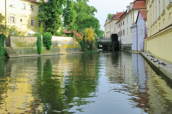 Widok z Mostu Karola w wąskim kanale w Pradze — Zdjęcie stockowe