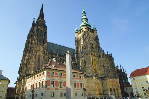 Framsidan av huvudingången till St Vitus katedralen i Prags slott i Prag, Tjeckien — Stockfoto