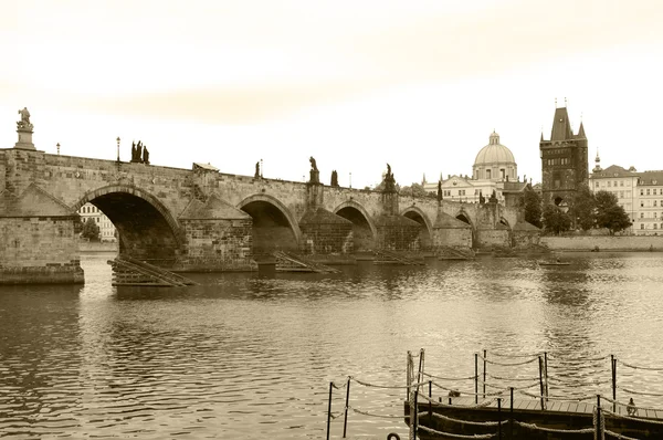 Praga casco antiguo y puente de Carlos — Foto de Stock