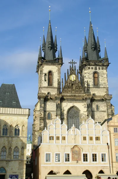 Praag Tyn Cathedral & Clock Tower, gebouwd in 1400 — Stockfoto