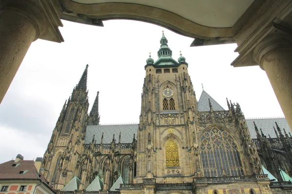 Sanktt Vitus-domkyrka, en romersk-katolsk katedral i Prag och säte för ärkebiskopen i Prag. — Stockfoto