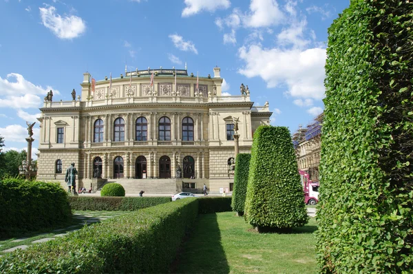 Здание Рудольфинума на площади Яна Палача в Праге — стоковое фото