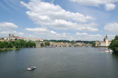 Old Town ve Charles Köprüsü manzarasına Vltava Nehri Prag, Çek Cumhuriyeti için üzerinde