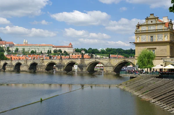 Pohled na staré město a Karlův most přes řeku Vltavu v Praze, Česká republika — Stock fotografie