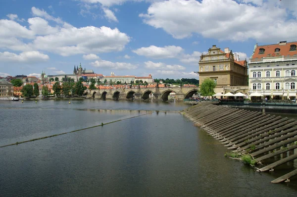 Vue de la vieille ville et du pont Charles sur la rivière Vltava à Prague, République tchèque — Photo