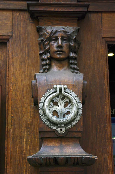 Gamla doorknocker i Prag — Stockfoto