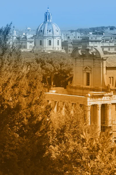 Tofargede postkort med utsikt over Roma – stockfoto