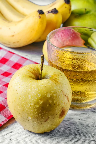 Vaso de zumo de manzana — Foto de Stock