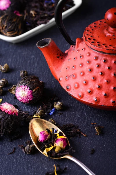 Teapot and loose leaf tea — Stock Photo, Image