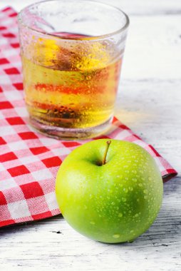 Yeşil elma ve bardak meyve suyu