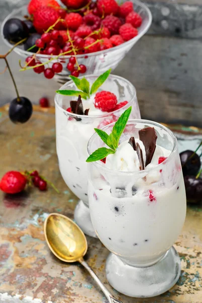 Мороженое с ягодами и мятой — стоковое фото