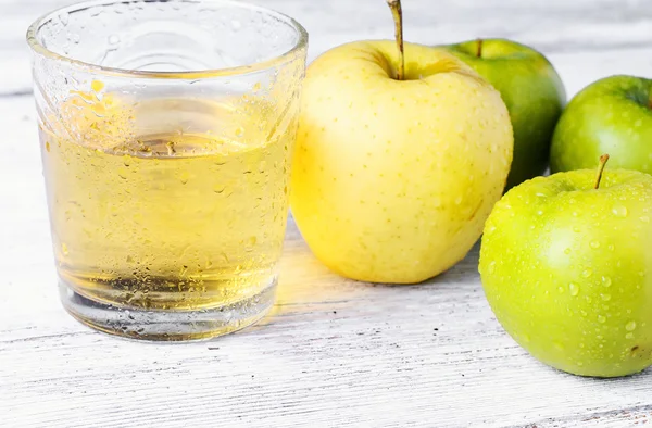 Яблуко і склянка соку — стокове фото
