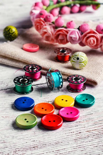 Bright buttons and thread — Stockfoto