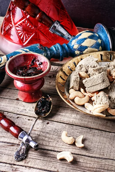 Preparazione del fumo di narghilè — Foto Stock