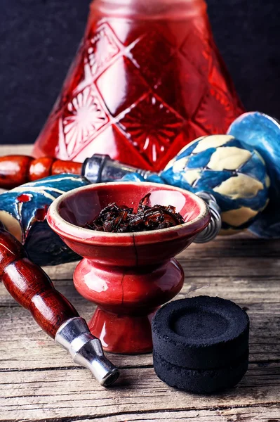 Vorbereitung des Shisha-Rauchens — Stockfoto