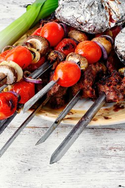 Kebap şişleri pişmiş