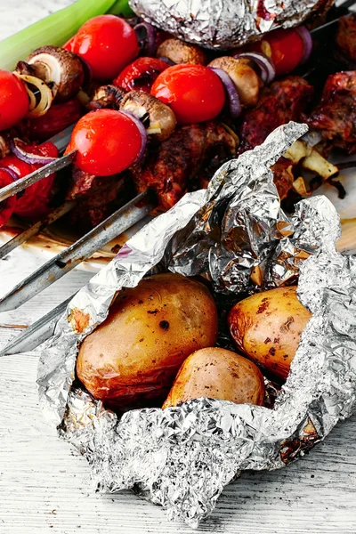 Kebab cocinado en pinchos —  Fotos de Stock