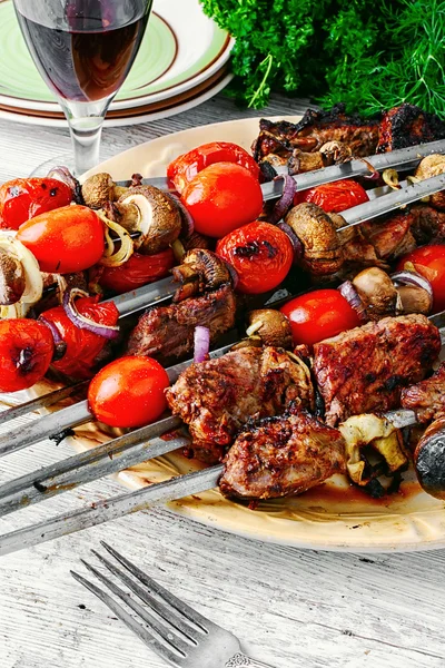 Kebap şişleri pişmiş